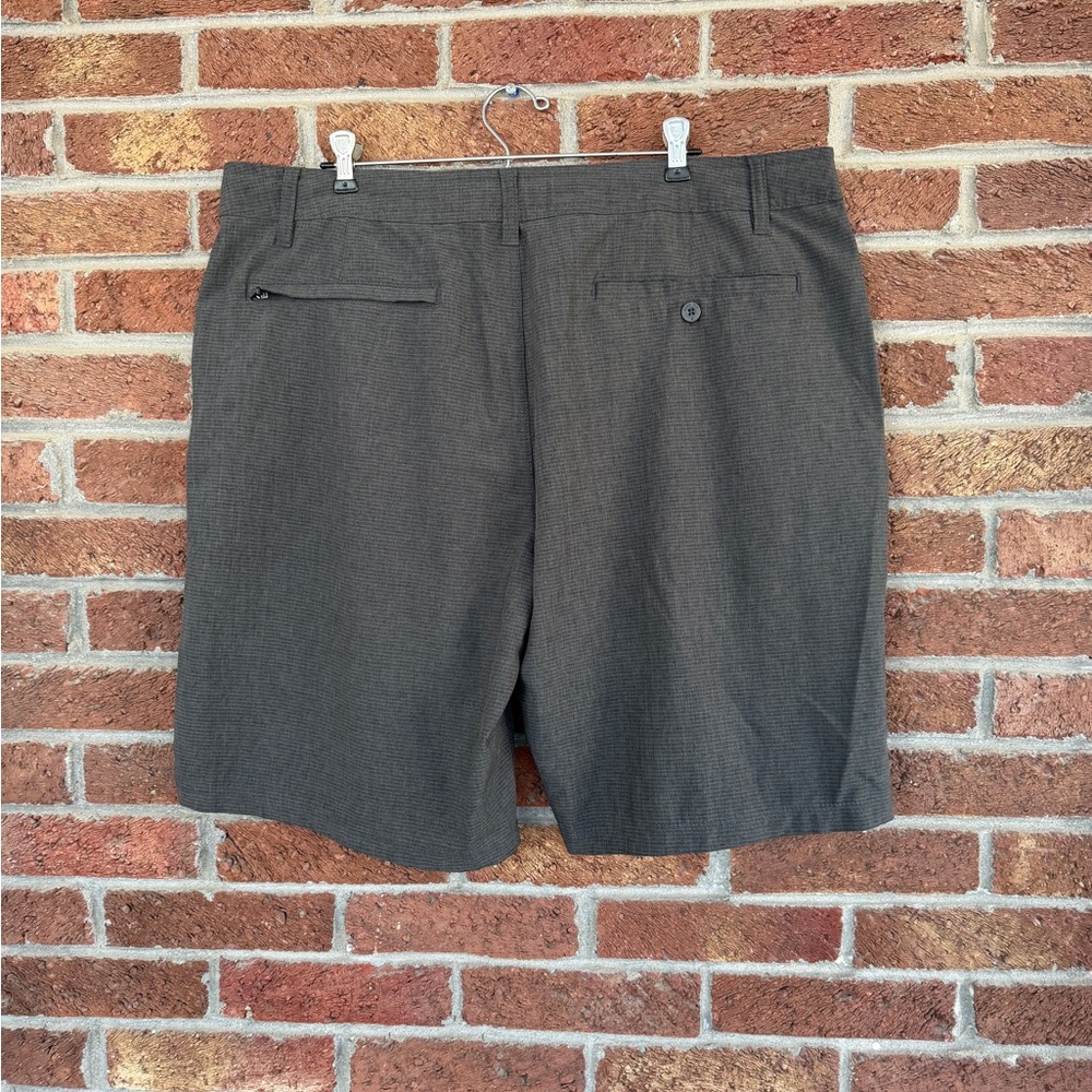 Hang Ten Men's Gray Shorts. Size 40.  Zippered Pockets